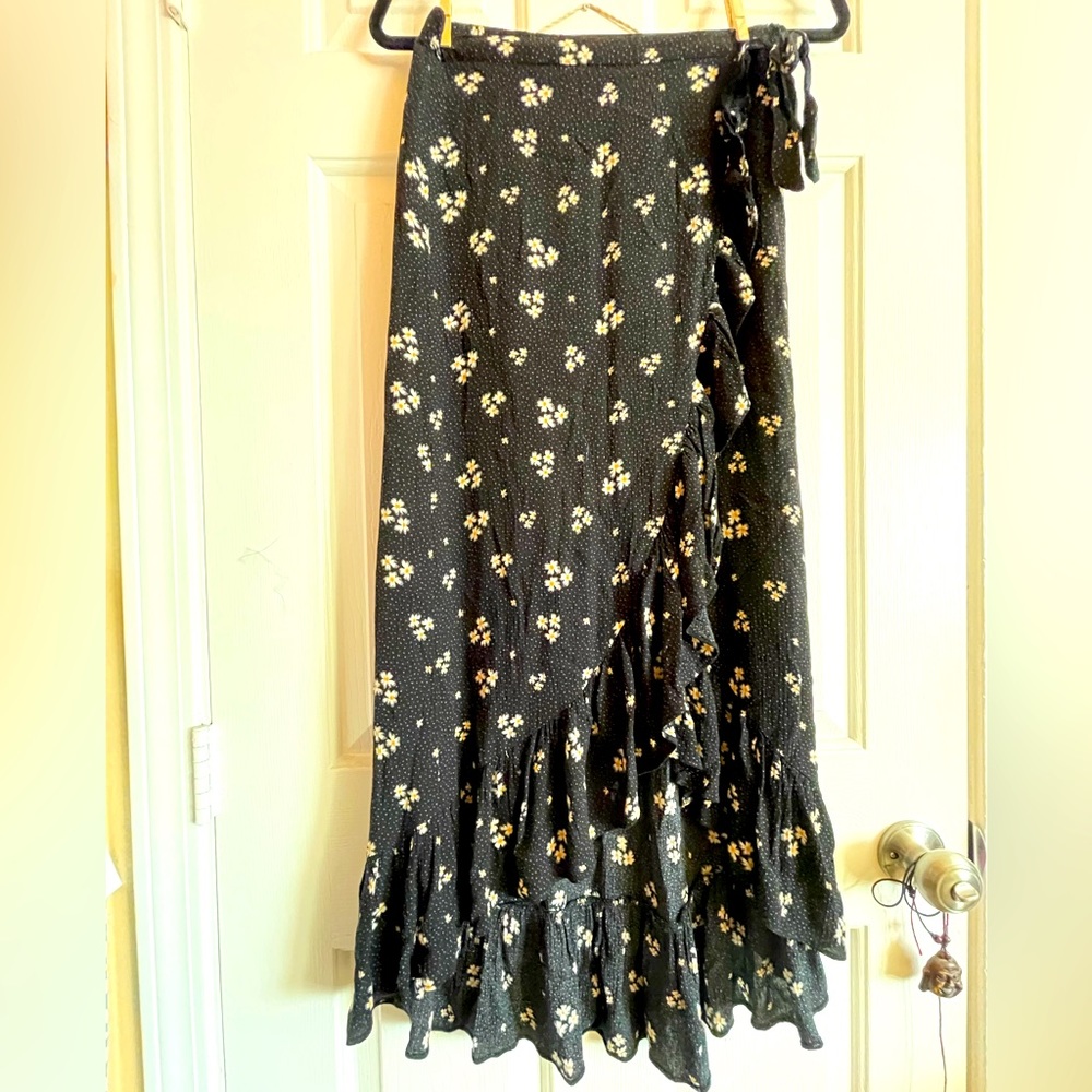 American Eagle Outfitters Wrap Style Daisy Floral Skirt